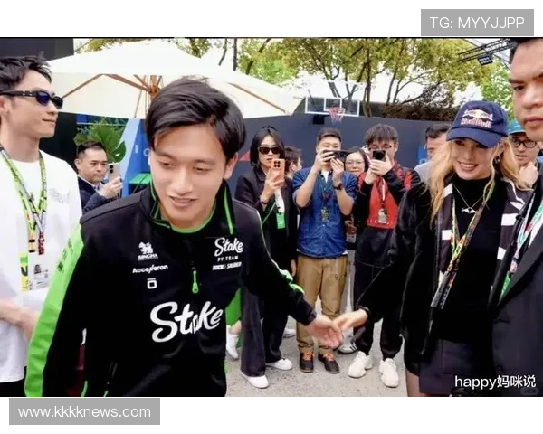 周冠宇这生活太反差，比赛里拼命开挂，机场却被捉个正着啃泡面